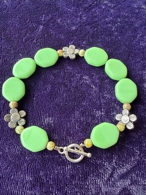 Vintage 925 sterling silver toggle bracelet with flowers and green artglass